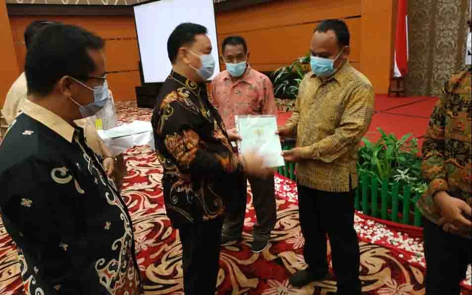 Bupati Kotim Serahkan Sertifikat Tanah Warga Dikelola Perusahaan Sawit