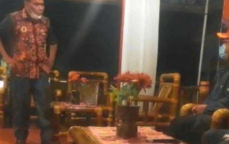 Bupati Alor Amon Djobo (kiri) saat memarahi staf Kemensos