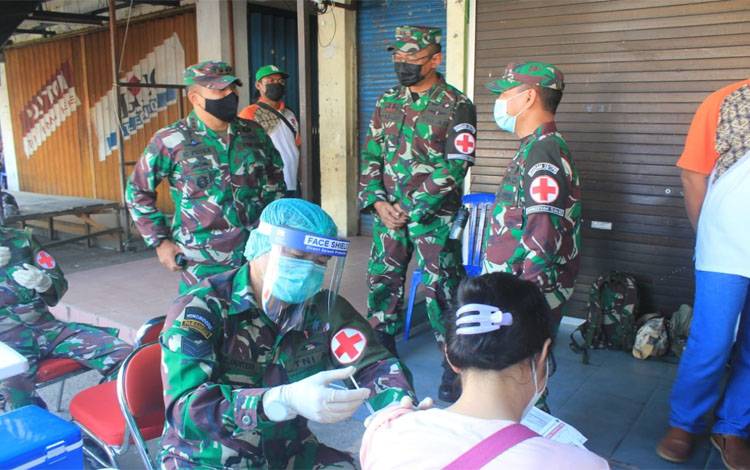 Dandim Palangka Raya Tinjau Vaksinasi Massal di Pasar Besar