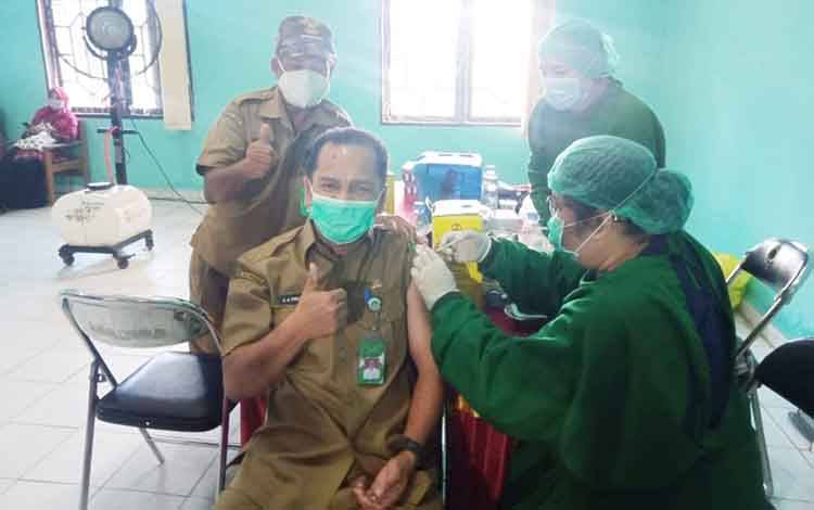 Kepala Dinas Pendidikan Kota Palangka Raya, Akhmad Fauliansyah saat disuntik vaksin Covid-19