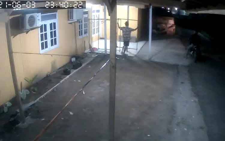 Seorang pencuri jemuran yang beraksi terekam CCTV rumah korban.