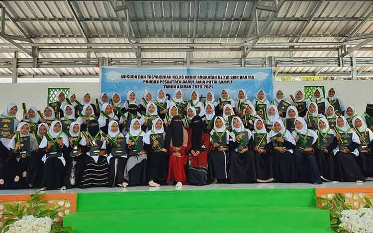 Kegiatan wisuda dan tasyukuran angkatan ke XVI Sekolah Menengah Pertama (SMP) dan Madrasah Aliah (MA) putri Pondok Pesantren Darul Amin Sampit.