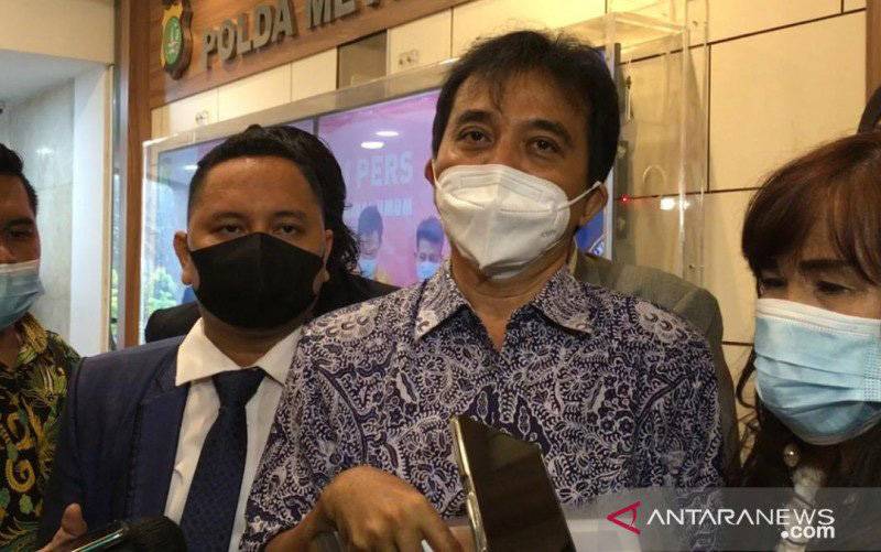Mantan Menteri Pemuda dan Olahraga Roy Suryo (dua dari kanan) ketika diwawancarai awak media usai diperiksa terkait unggahan artis Lucky Alamsyah soal kasus tabrak lari di Polda Metro Jaya, Rabu (2/6/2021). (foto : ANTARA/Fianda Rasaat)