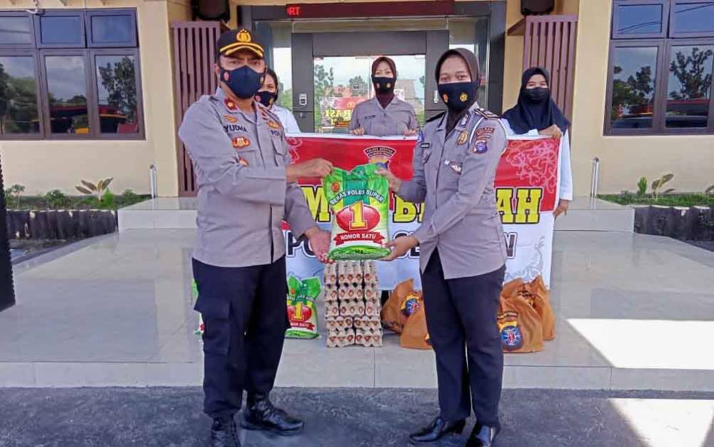 Polwan Polres Seruyan Pererat Silaturahmi Bersama Masyarakat dengan Cara ini