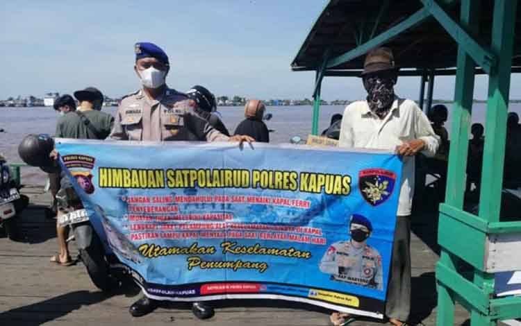 Antisipasi Laka Air, Personel Satpolairud Polres Kapuas Berikan Penyuluhan ke Nahkoda Kapal