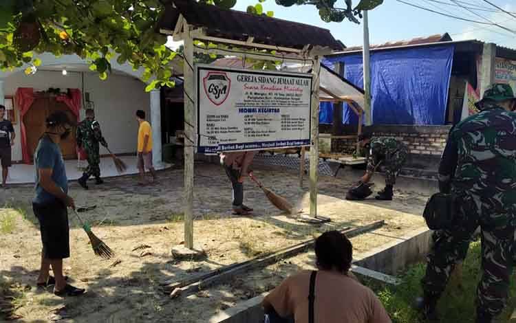 Wujud Toleransi Antar Umat Beragama, Subdenpom Xll/2-2 Pangkalan Bun Bersama Warga Bersihkan Gereja