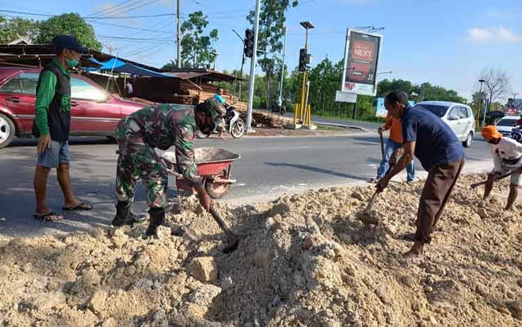 Pelihara Budaya Gotong Royong, Babinsa Sabaru Laksanakan Karya Bakti