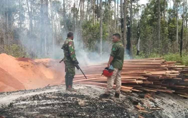 Anggota Koramil 1016-05/Rungan melaksanakan patroli dialogis pengawasan karhutla