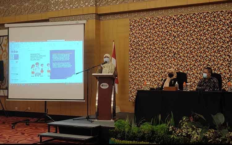 Koordinator Pokja Publikasi Guru dan Tenaga Kependidikan (GTK) Pendidikan Anak Usia Dini (PAUD), Isniati Sulistiani saat menyampaikan paparan.
