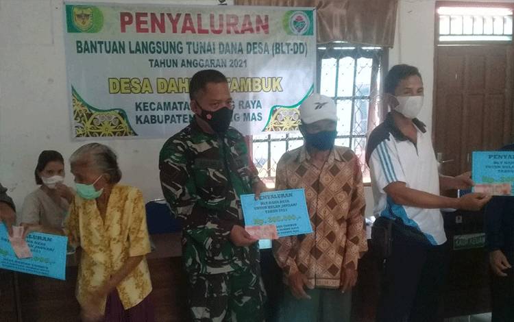 Babinsa Koramil Sepang Kawal Penyaluran BLT di Desa Duhian Tambuk
