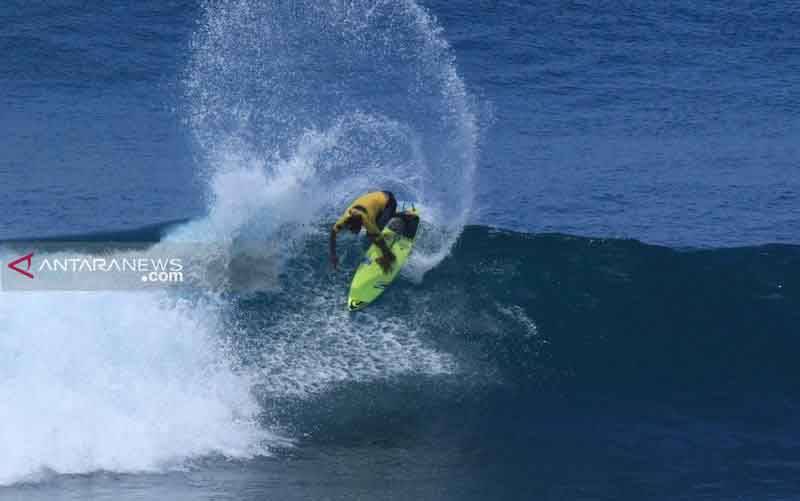 Peselancar muda Indonesia Rio Waida sedang beraksi. (foto : Istimewa)
