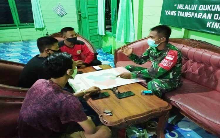 Babinsa Lakukan Koordinasi Titik Hotspot di Desa Paring Laung