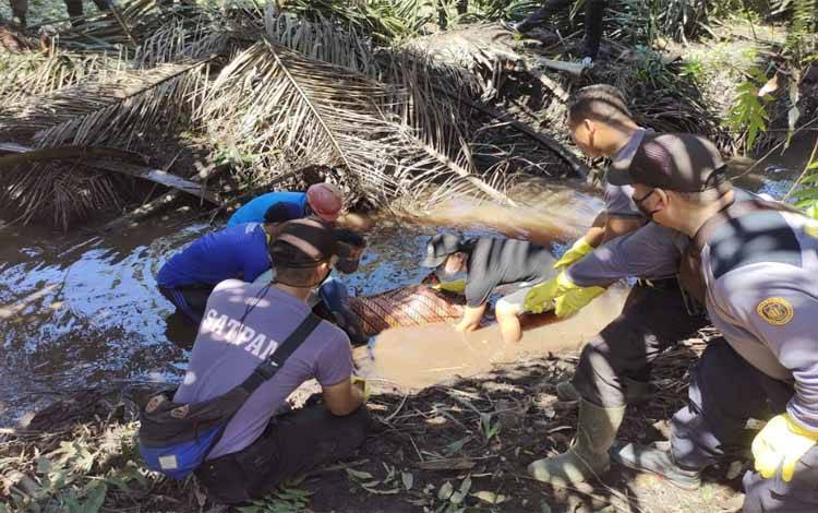 Perempuan 55 Tahun Ditemukan Tewas Tertelungkup di Parit Kebun Sawit Desa Penyang