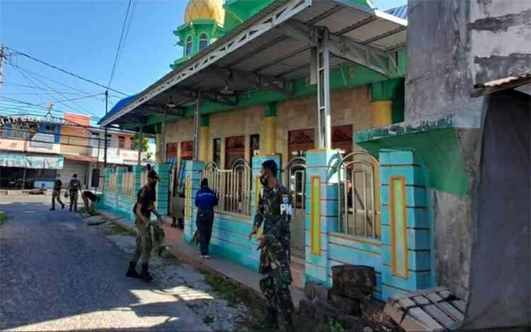 Personel Subdenpom XII/2-4 Kapuas kerja bakti bersihkan Masjid Riyadhul Jannah, Jalan Setadji Kelurahan Selat Tengah