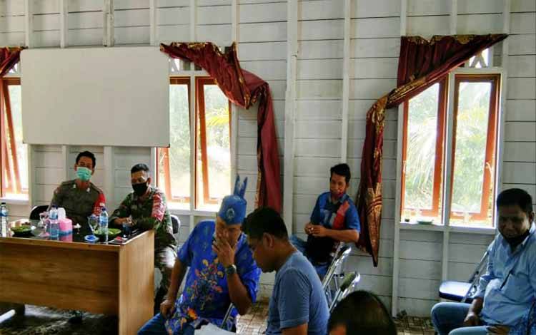 Babinsa Perkuat Komsos untuk Ciptakan Kebersamaan dengan Masyarakat