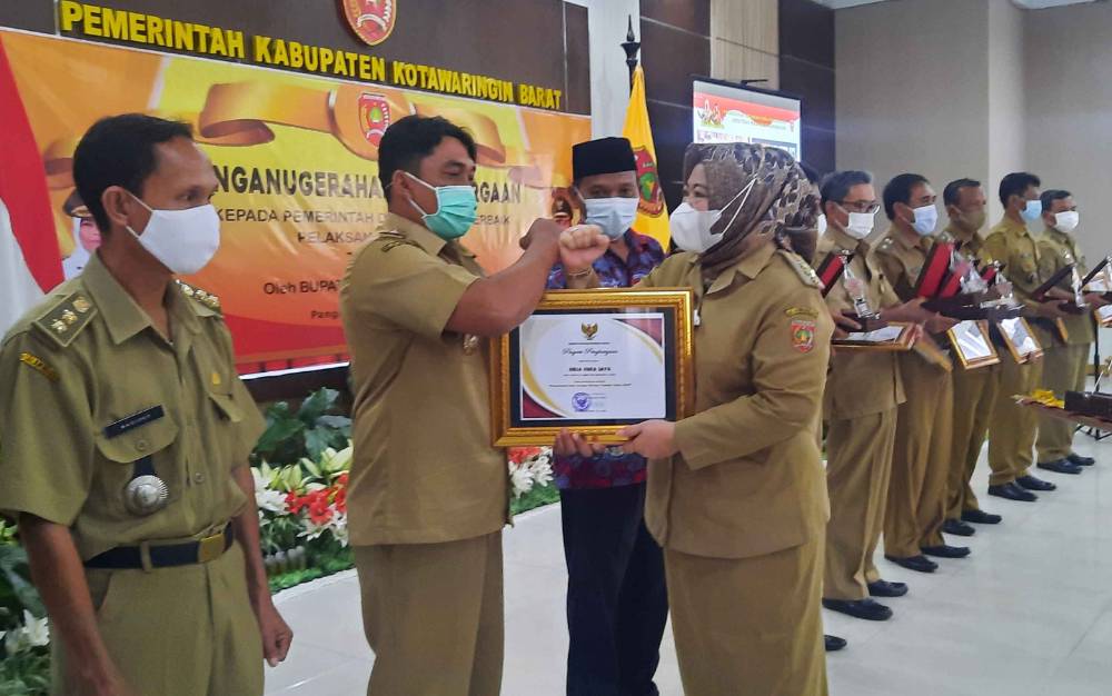 Bupati Kotawaringin Barat Beri Penghargaan ke Desa Berkinerja Terbaik Tahun 2020