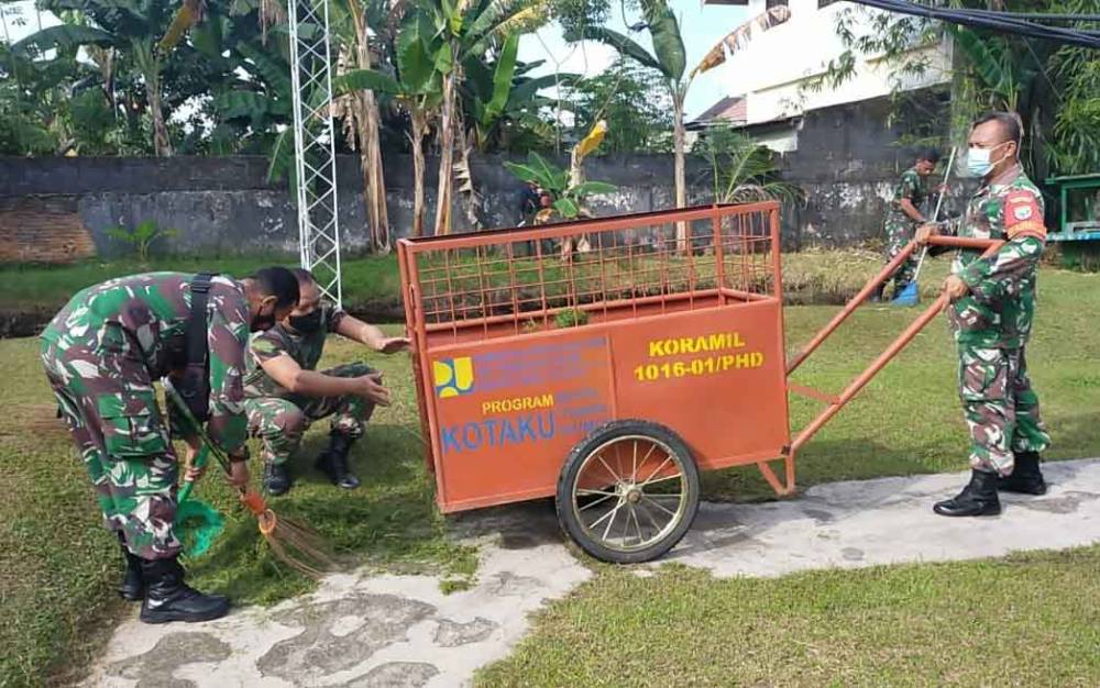 Danramil Pahandut Bersama Anggota Bersihkan Lingkungan Kerja