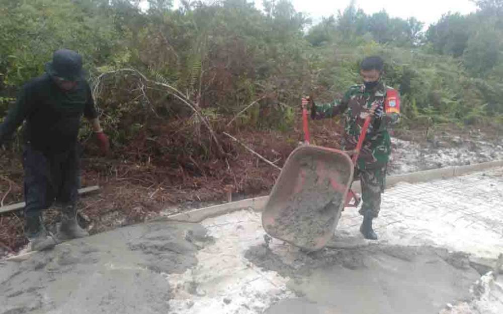 Babinsa Koramil Pahandut Bantu Pembangunan Jalan di Kelurahan Pager