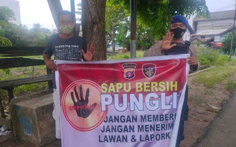 Personel Polairud Polres Seruyan memberikan sosialisasi pencegahan praktik pungli