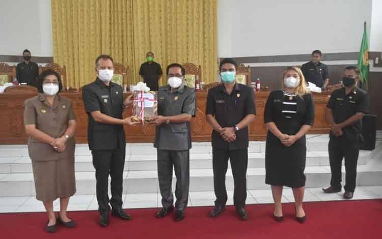 Bupati Usulkan 4 Raperda ke DPRD Gunung Mas