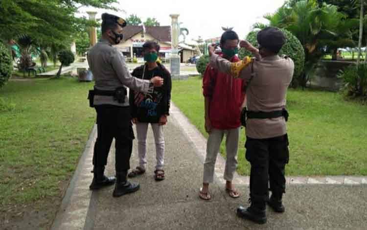 Cegah Covid-19, Personel Polsek Kapuas Timur Bagikan Masker untuk Warga