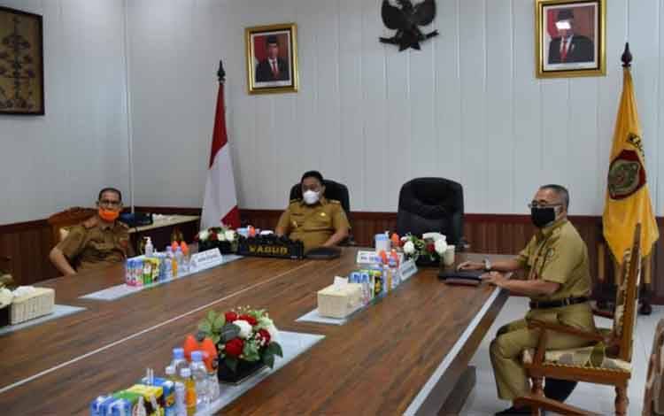 Wakil Gubernur Kalteng, Edy Pratowo saat menghadiri secara virtual Rapat Paripurna ke-4 Masa Persidangan II Tahun Sidang Tahun 2021 (Foto:Asep)