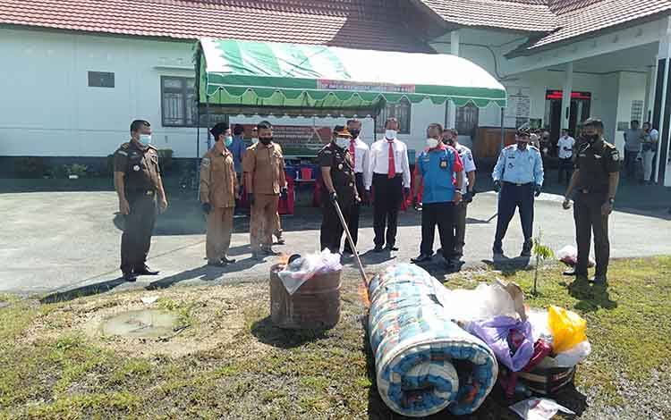 Kejaksaan Negeri Katingan memusnahkan barang bukti yang telah memiliki kekuatan hukum tetap atau inkrah