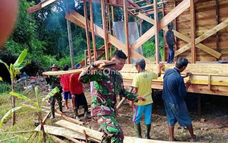 Babinsa Koramil 1013-02 Montallat membantu pembangunan perumahan warga kurang mampu di Kelurahan Tumpung Laung II, Kecamatan Montallat, Kabupaten Barito Utara, Senin, 7 Juni 2021.