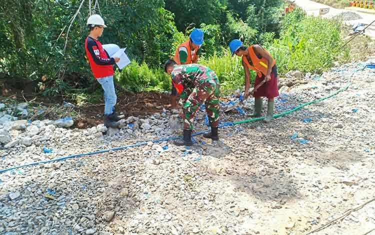 Babinsa Koramil Kandui Bantu Warga Perbaiki Saluran Air Rusak