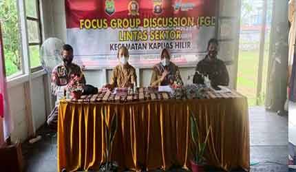 Wakapolsek Kapuas Hilir Ikuti FGD Lintas Sektor Kecamatan Bahas Penanganan Covid-19