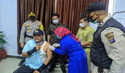 Pegawai Sekretariat DPRD Seruyan Jalani Vaksinasi Covid-19