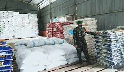 Pastikan Stok Logistik Aman, Babinsa Cek Gudang Beras