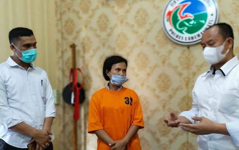 Petugas Satres Narkoba Polres Labuhanbatu, Sumut, Sabtu (5/6/2021) mengamankan JS (33), tukang jahit pakaian yang menjual narkoba. (FOTO : ANTARA/HO-Polres Labuhanbatu)