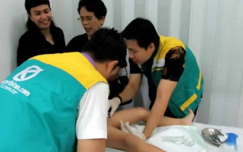 Proses khitan pada anak dengan teknologi "powerlem", inovasi terbaru dari Dokter Khitan. (foto : ANTARA/HO-dokterkhitan.com)