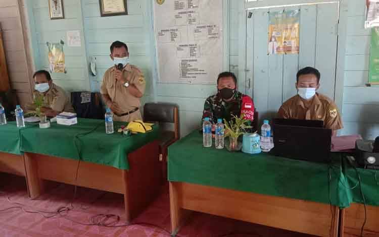 Babinsa Koramil Manuhing Dampingi Pembagian BLT-DD di Kantor Desa Putat Durei