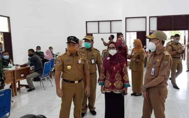 Gubernur Kalteng Tinjau Pelaksanaan Vaksinasi Orangtua Murid