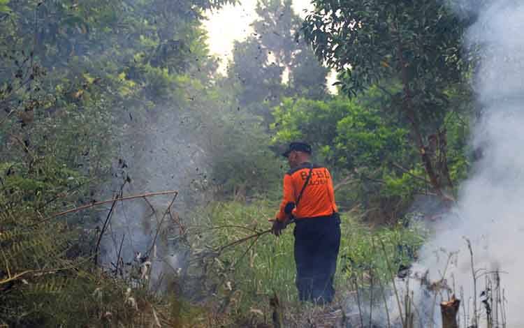 ?Petugas sedang melakukan pemadaman Kebakaran Hutan dan Lahan (Karhutla).