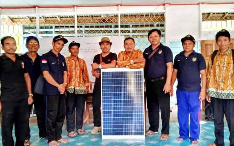 Pemdes Sampirang I Bantu Penerangan Solar Cell Bagi Warga