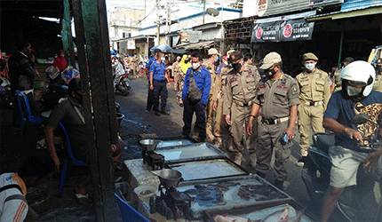 Personel Satpol PP Kapuas Lakukan Pengawasan Pasar dan Penerapan Prokes