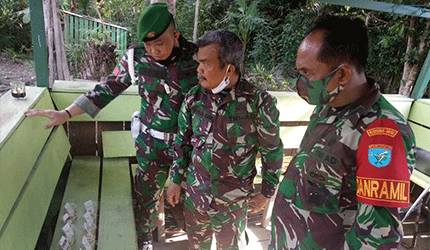 Anggota Koramil 1016-04/Manuhing mengikuti tes urine.