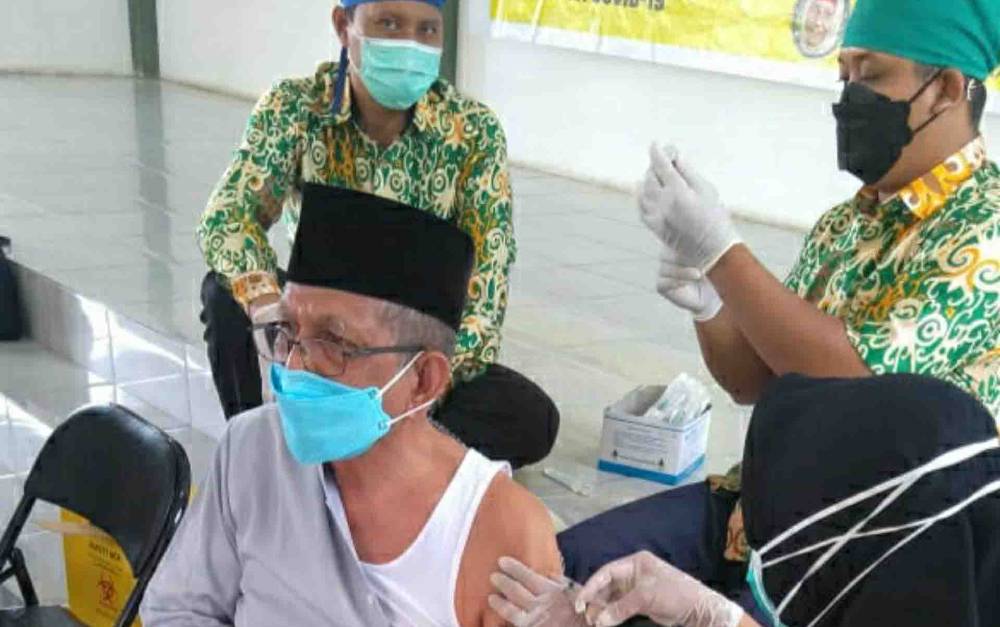 Ketua MUI Kapuas, Nurani Sarji saat menjalani vaksinasi covid-19 belum lama ini