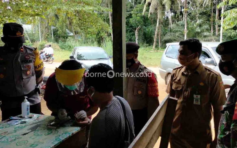 Lagi Asik Nongkrong di Warung, Warga Aruta Dirapid Test Antigen