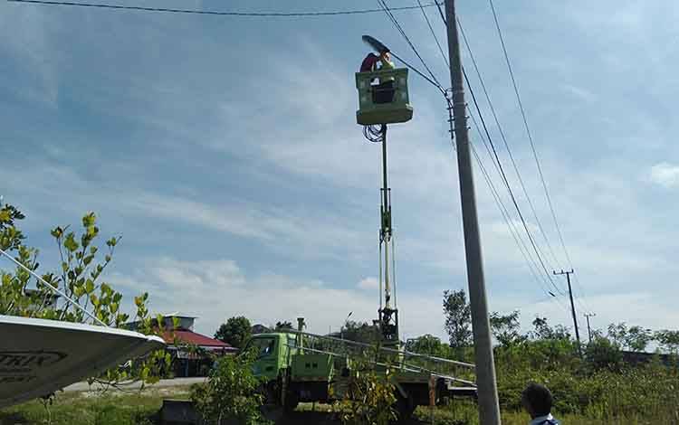 Dinas Perkimtan Katingan Lakukan Perbaikan Lampu PJU di Kereng Batu