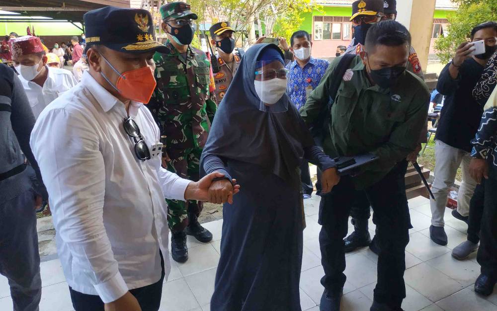 Gubernur Kalteng Tuntun Lansia Masuki Ruang Vaksinasi Covid-19