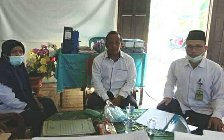 Pengawas MTs Kemenag Kapuas saat melakukan monitoring pelaksanaan PAT di MTs Nurul Islam, Kelurahan Panamas