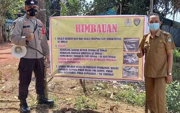Perangkat Desa Sungai Paring dan pihak kepolisian saat melakukan sosialisasi pasca buaya menyerang warga