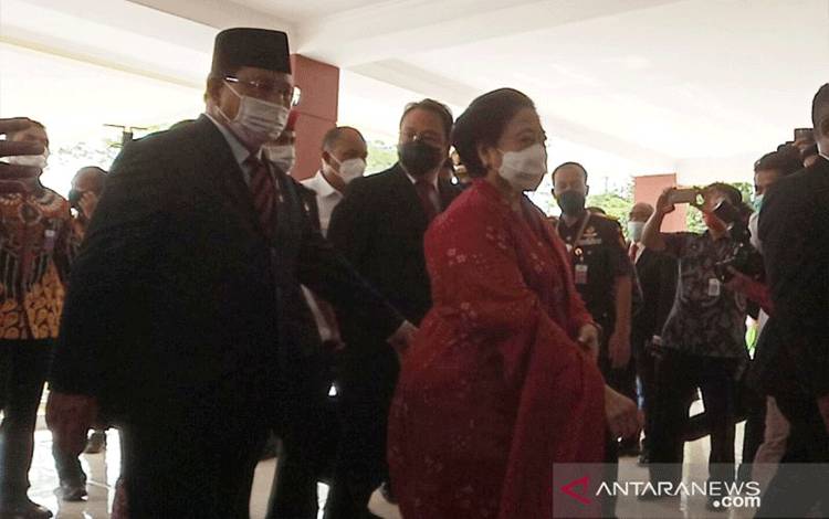 Menhan Dampingi Megawati ke Sidang Pengukuhan Gelar Profesor