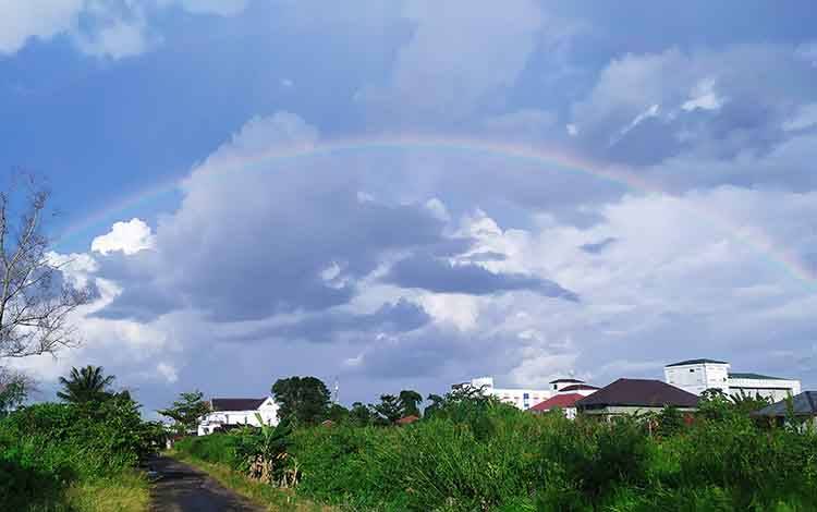Hujan Panas, Pelangi Kembar Menggantung di Langit Sampit