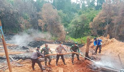 TNI-Polri Bersama Warga Padamkan Karhutla di Barito Utara