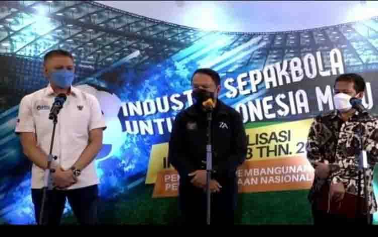 Menteri Pemuda dan Olahraga Zainudin Amali, didampingi Wakil Ketua Umum PSSI Iwan Budianto (kiri) saat konferensi pers virtual mengenai Instruksi Presiden Nomor 3/2019 tentang Percepatan Pembangunan Persepakbolaan Nasional, Jumat (11/6/2021)